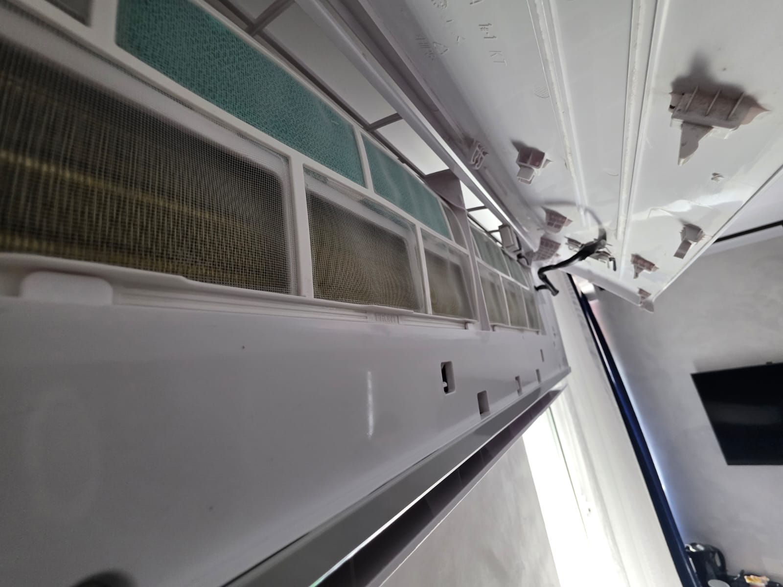 Serwisant przy czyszczeniu klimatyzacji ściennej